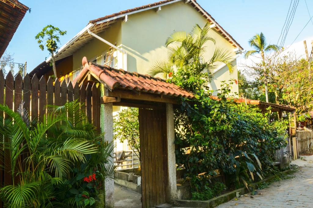 a wooden gate in front of a house at Ilha Flat Boganville in Abraão