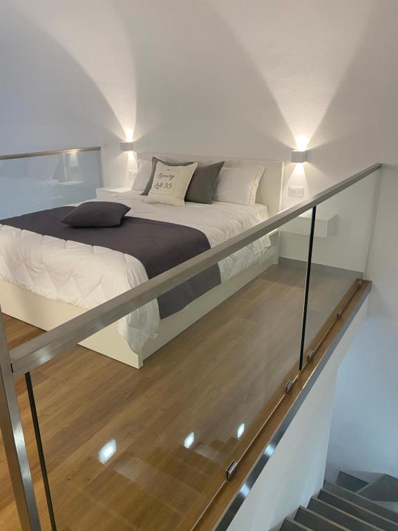 une chambre avec un lit en haut d'un escalier dans l'établissement Luxury Loft 35, à Cagliari