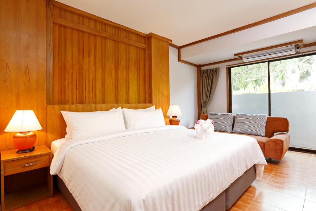 Postel nebo postele na pokoji v ubytování Chabana Resort Bang-tao Beach Phuket- SHA Extra Plus