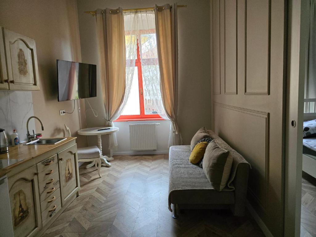sala de estar con silla y ventana en Park Rezydencja en Legnica