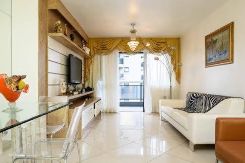 sala de estar con sofá blanco y mesa de cristal en Luxuoso Apartamento Copacabana, en Río de Janeiro