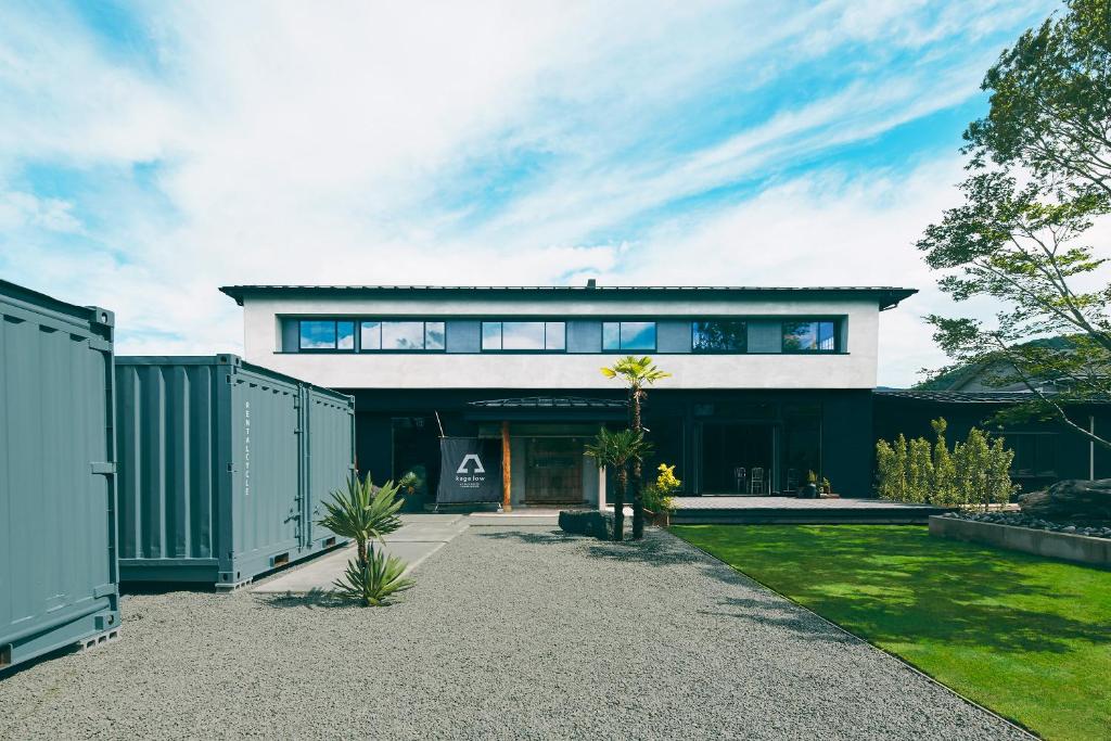 ein modernes Haus mit großer Auffahrt in der Unterkunft kagelow Mt.Fuji Hostel Kawaguchiko in Fujikawaguchiko