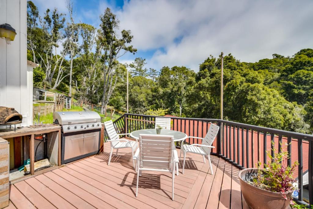 una terraza con mesa, sillas y parrilla en Comfy Aptos Apartment Near Beaches and Santa Cruz!, en Aptos