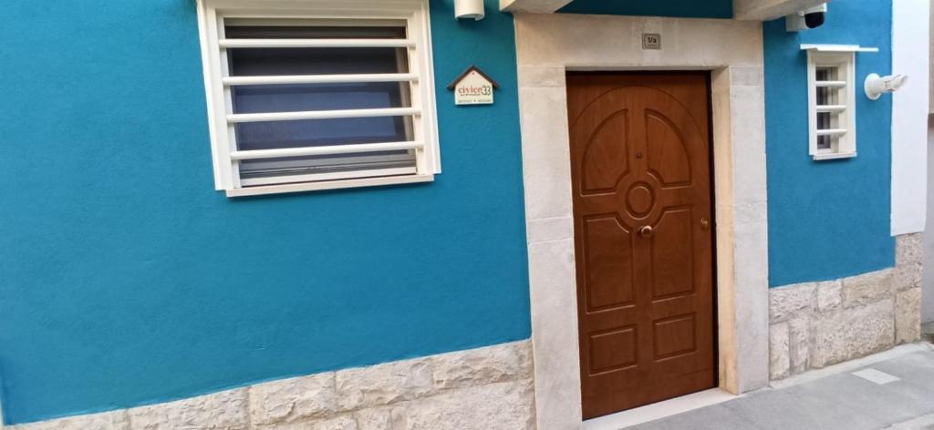 a building with a brown door and a window at CIVICO 33 in Bisceglie