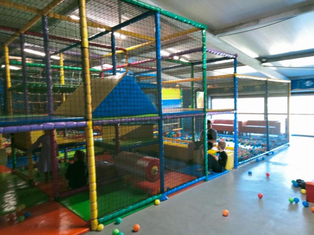 Dětský klub v ubytování Chalet Cozy Cove te Lauwersoog,1-6 Pers, 3 Schlafzimmer, 2 Badezimmer, 55m2!