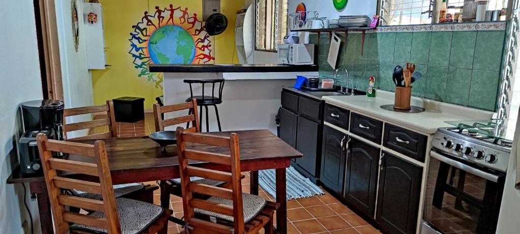 y cocina con mesa, sillas y fogones. en Alta Vibra Appartement en Sámara