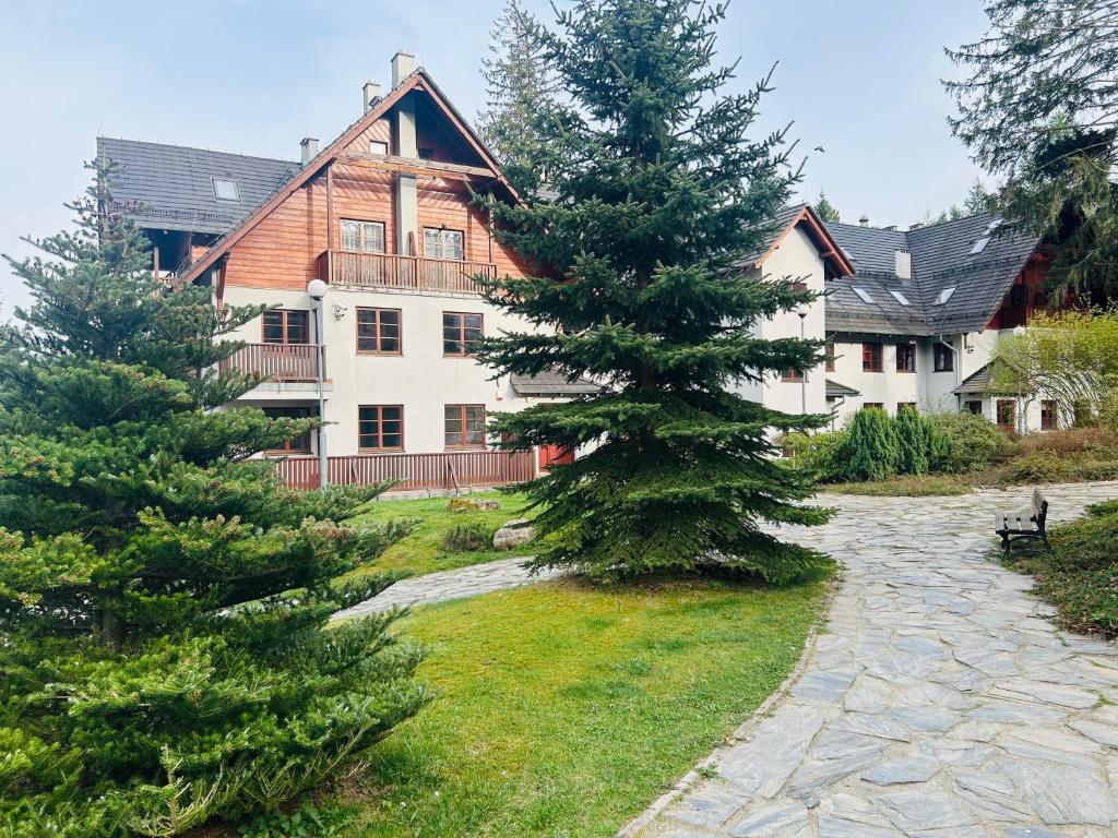 Vonkajšia záhrada v ubytovaní Apartament w Rezydencji Pod Świerkami Karpacz
