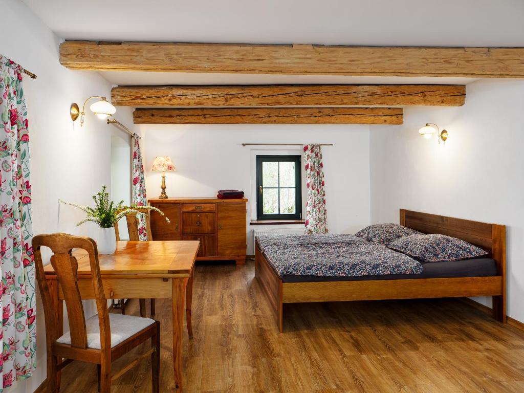 茲沃蒂斯托克的住宿－Płonica 1，一间卧室配有一张床、一张桌子和一张桌子