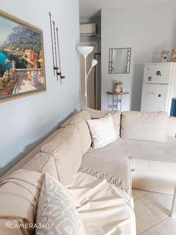 A seating area at Apartment R&F1