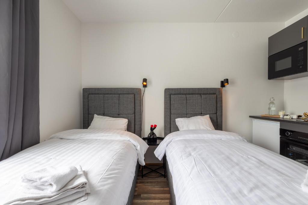 Postel nebo postele na pokoji v ubytování Halmstad Hotel Apartments
