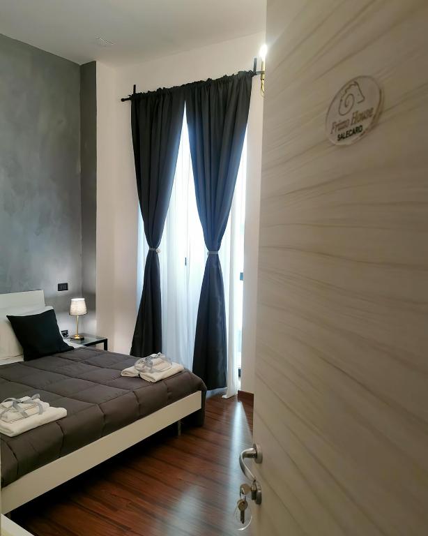 Postel nebo postele na pokoji v ubytování Frizzo House