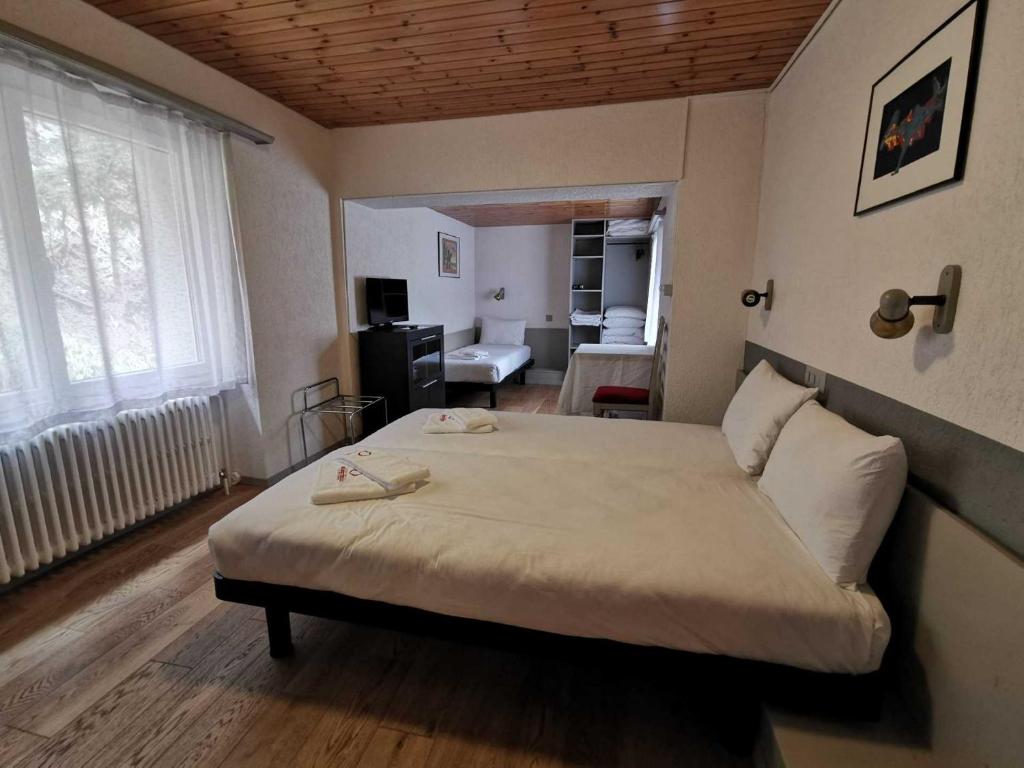 Postel nebo postele na pokoji v ubytování Hôtel du Crêt de l'Anneau