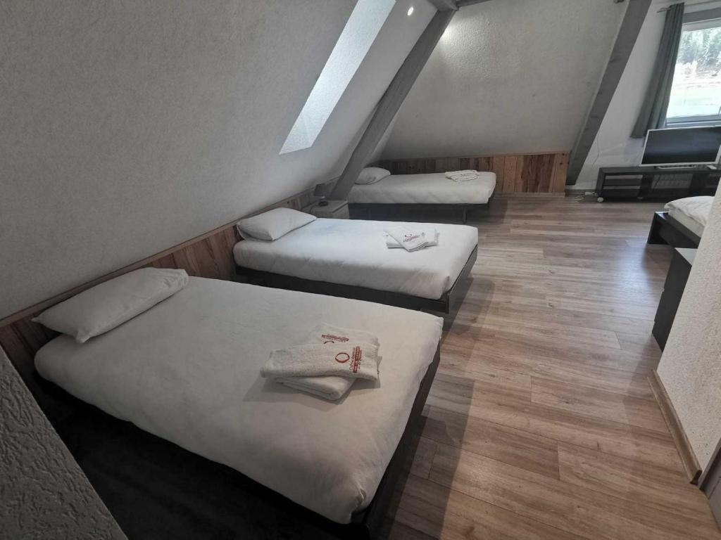 Postel nebo postele na pokoji v ubytování Hôtel du Crêt de l'Anneau