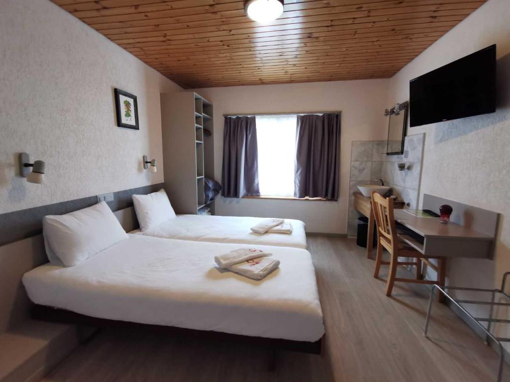 Postel nebo postele na pokoji v ubytování Hôtel du Crêt de l'Anneau