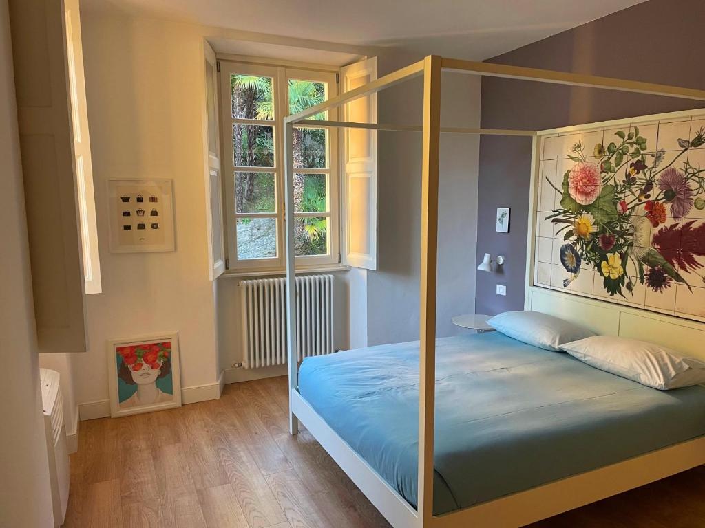 格里安泰卡德納比亞的住宿－CAPI SUITE，一间卧室配有一张带蓝色床单的天蓬床