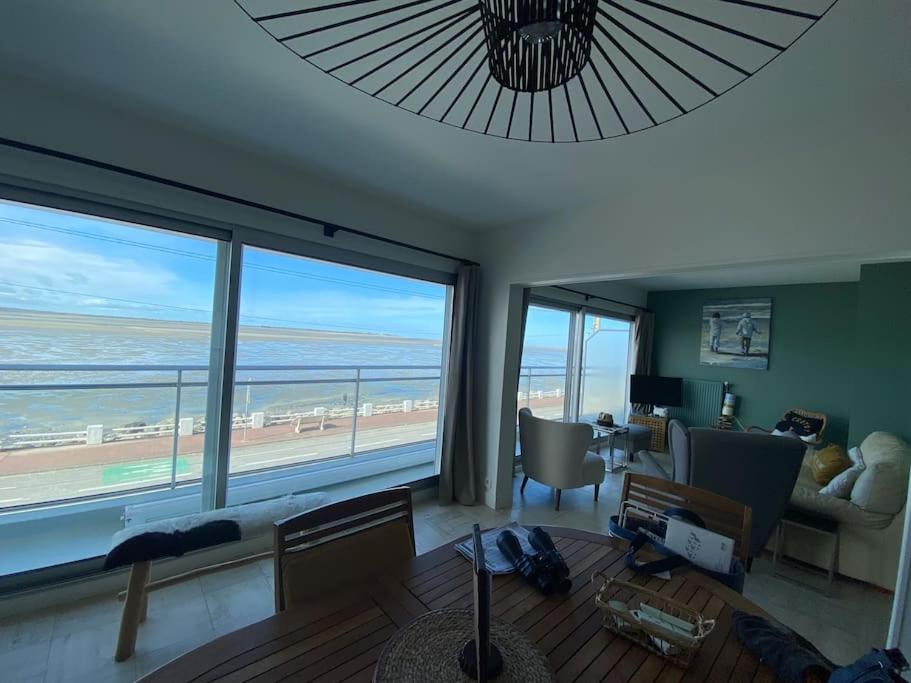 un salon avec vue sur l'océan dans l'établissement Vue BAIE XXL 180°, au Crotoy