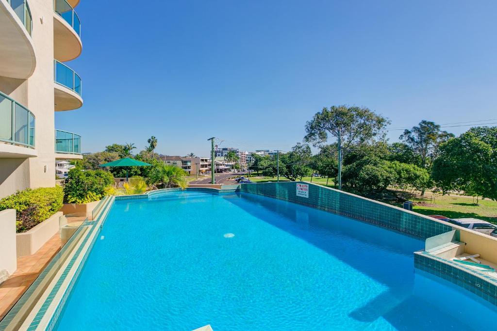 una piscina al lado de un edificio en Argyle on the Park, en Maroochydore