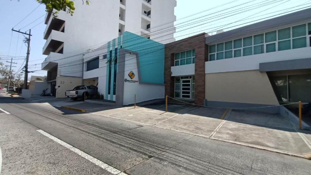 una strada vuota di fronte a un edificio di EXECUTIROOMS VERACRUZ a Veracruz