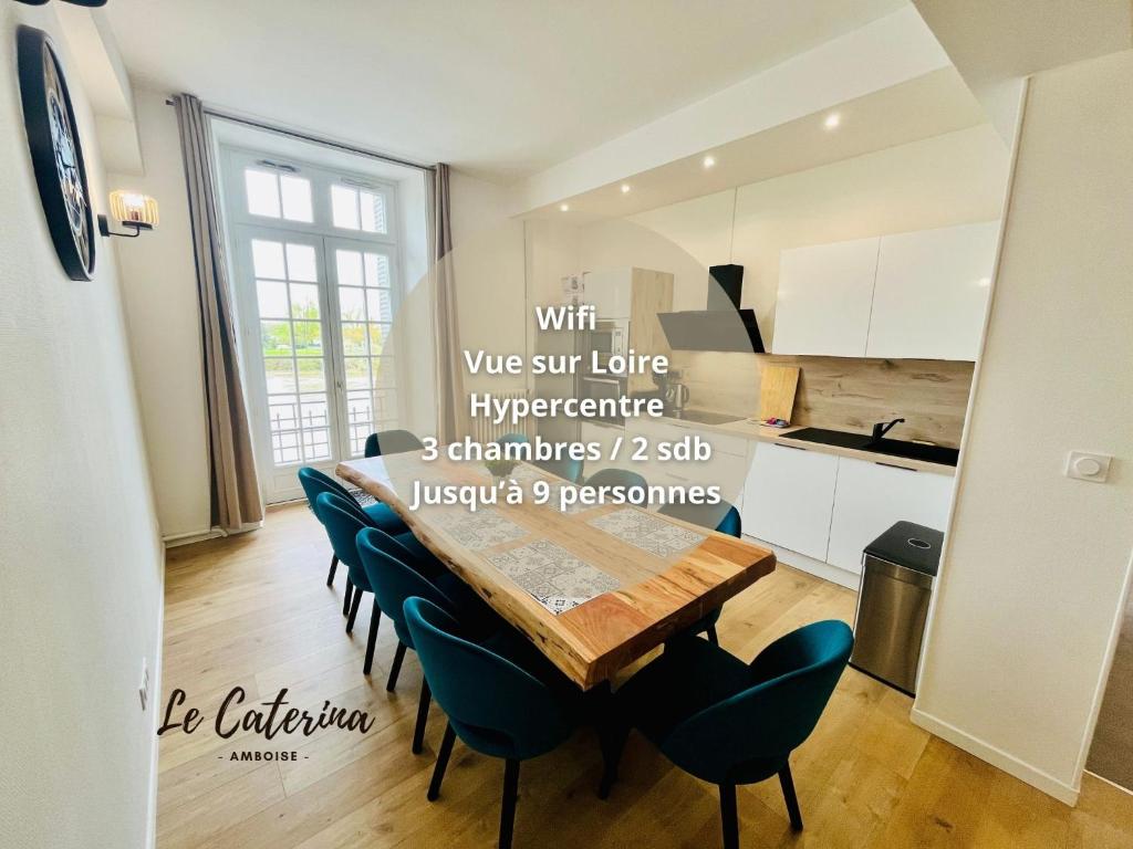 une salle à manger avec une table et des chaises dans une cuisine dans l'établissement Le Caterina - T4 entre Loire et Château Royal - Manoir de la Concorde, à Amboise