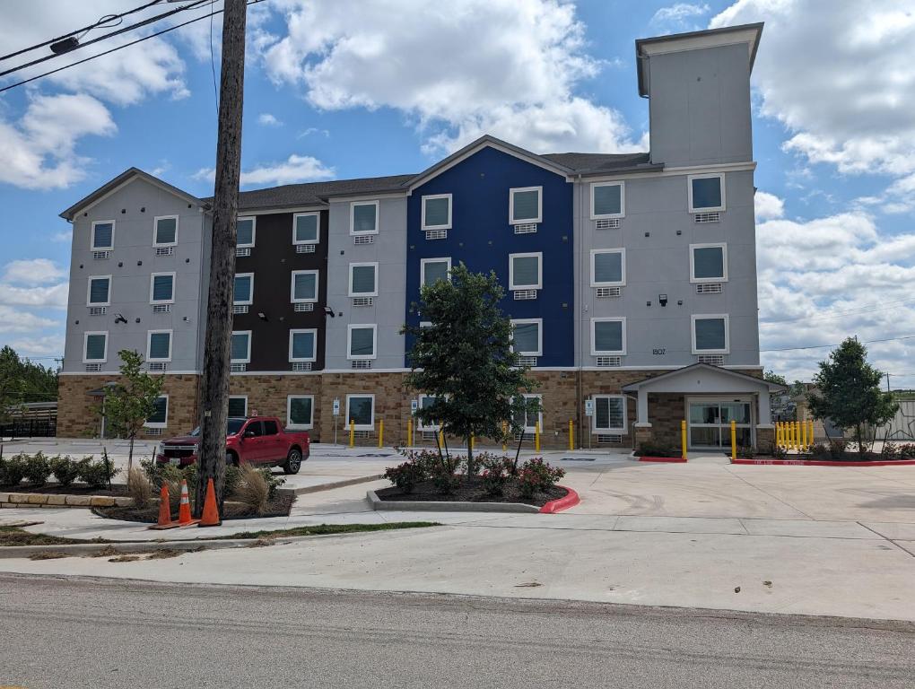 a large building with a blue at Texas Bungalows Hotel and Hotel Que in Pflugerville