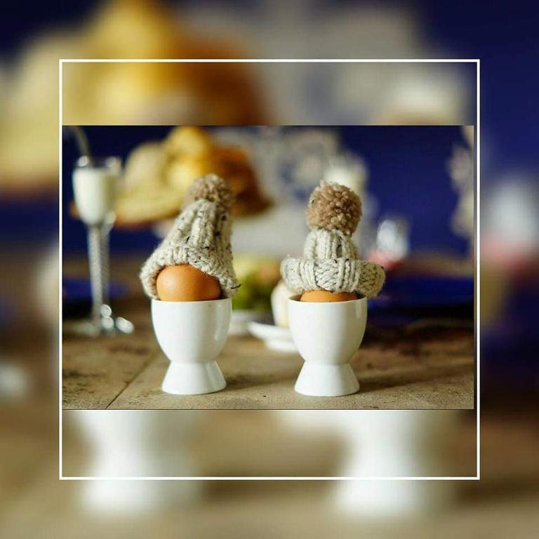 a picture of two small figurines of eggs in cups at Slapen op 77 in Nieuwe-Niedorp