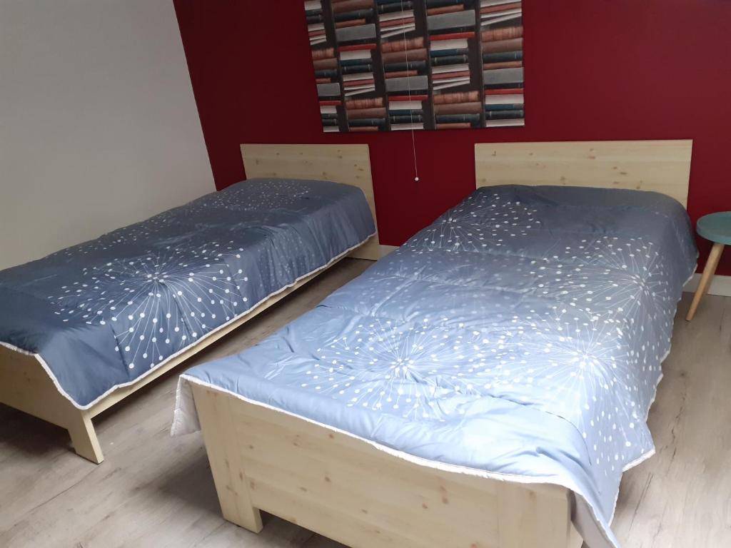 deux lits côte à côte dans une pièce dans l'établissement Les Allées, à Valence