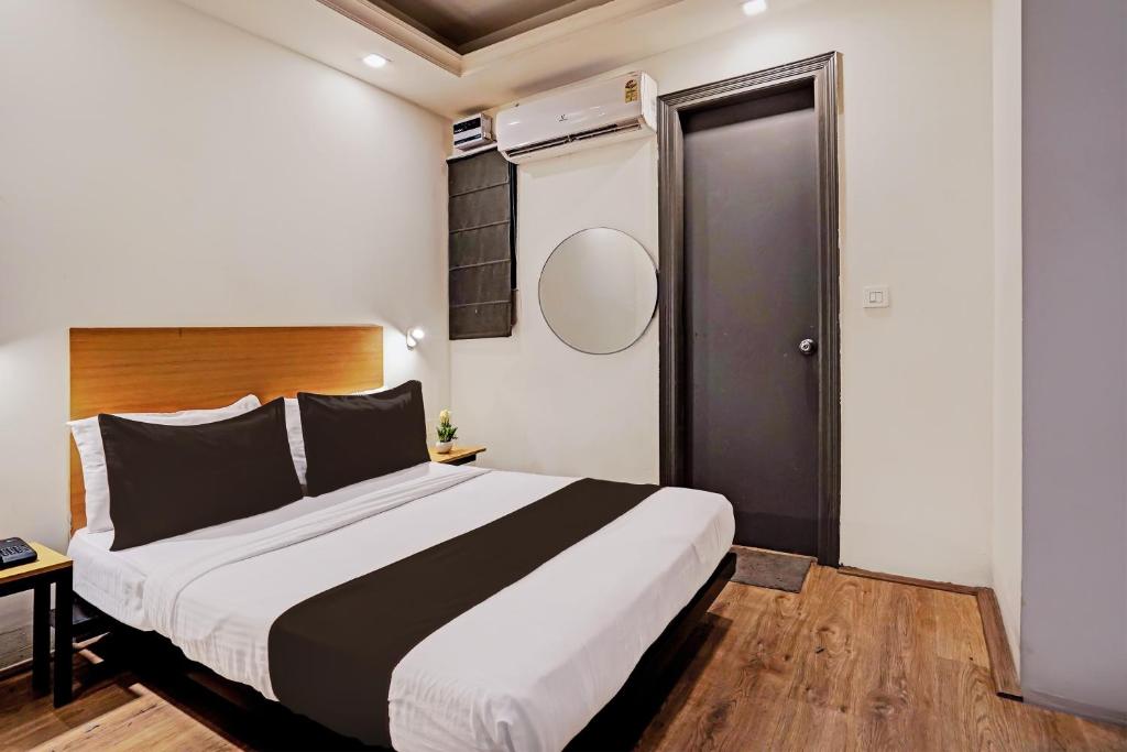 Cama o camas de una habitación en White Saffron Near Rohini Sector Metro Station