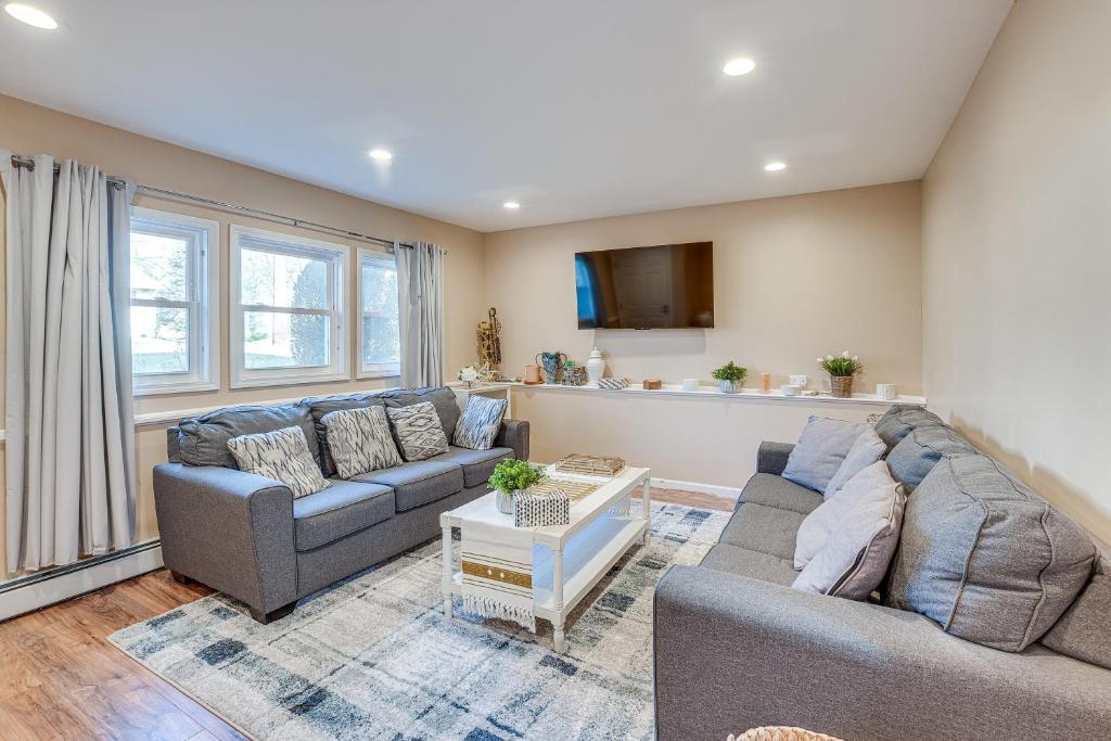 ein Wohnzimmer mit 2 Sofas und einem TV in der Unterkunft Apartment Rental 2 Mi to Rockland Lake State Park in Valley Cottage