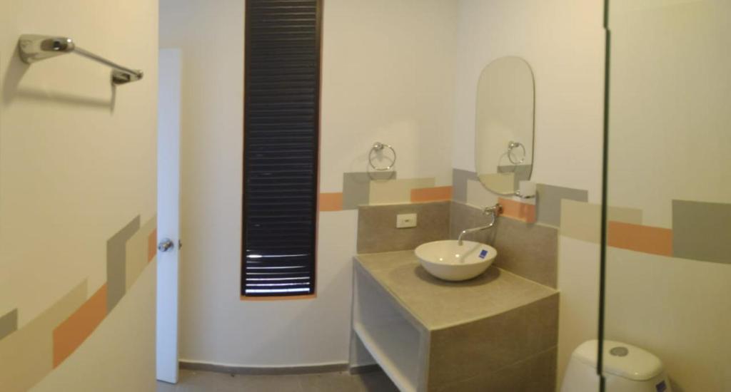 uma casa de banho com um lavatório e um espelho em VerdeSelva em Doradal