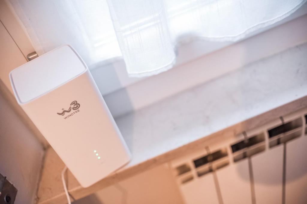 un router bianco seduto sopra un bancone di Appartamento Gufetto a Banchette