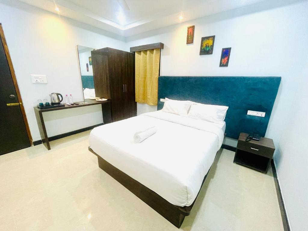 Postel nebo postele na pokoji v ubytování Deccan Suites, Tirupati