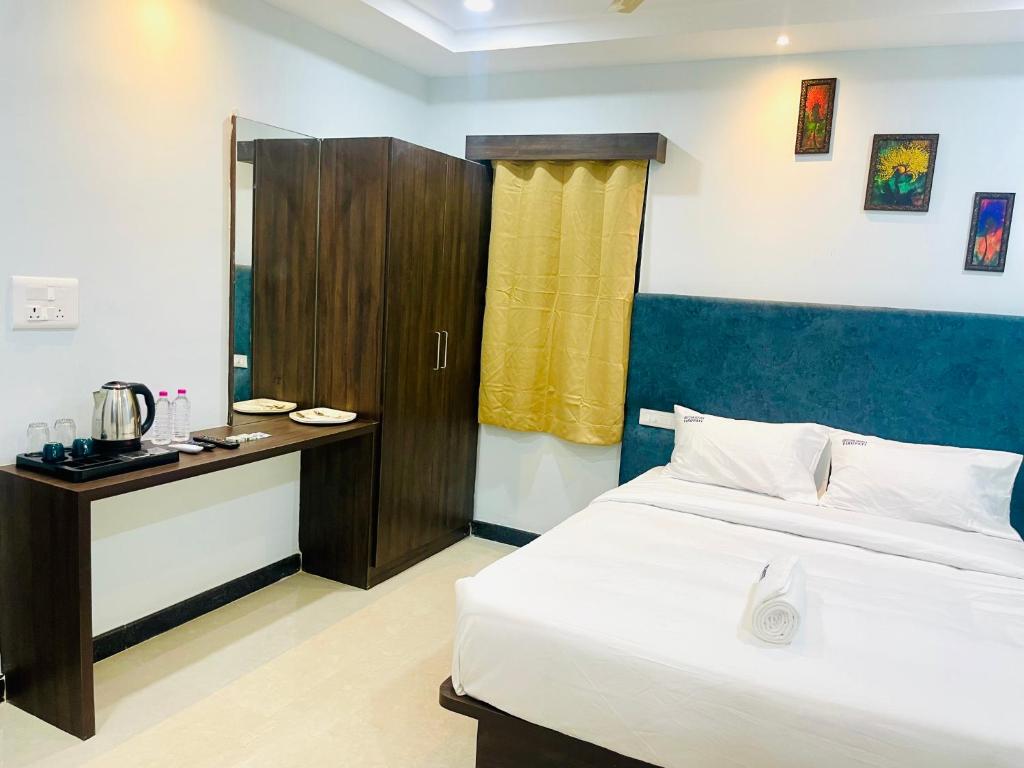 Postel nebo postele na pokoji v ubytování Deccan Suites, Tirupati
