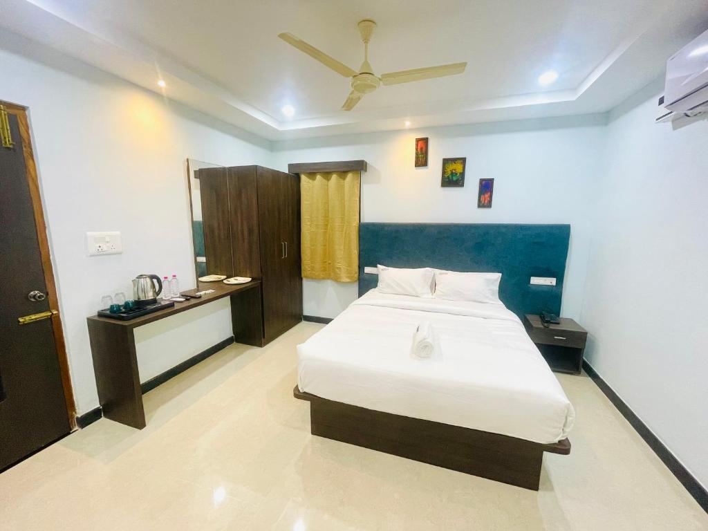 Postel nebo postele na pokoji v ubytování Deccan Suites, Tirupati