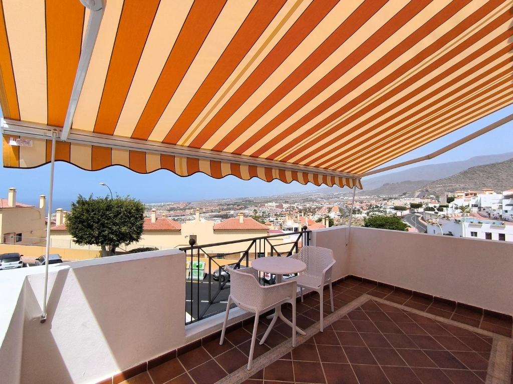 Balkón alebo terasa v ubytovaní BEAUTIFUL VILLA - 4 bedrooms, heated pool, fibre net, 2 priv car park places, tv channels