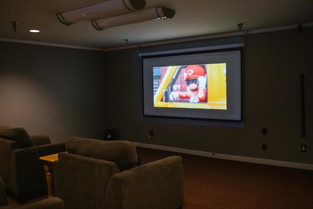 TV a/nebo společenská místnost v ubytování Friday Harbor Suites