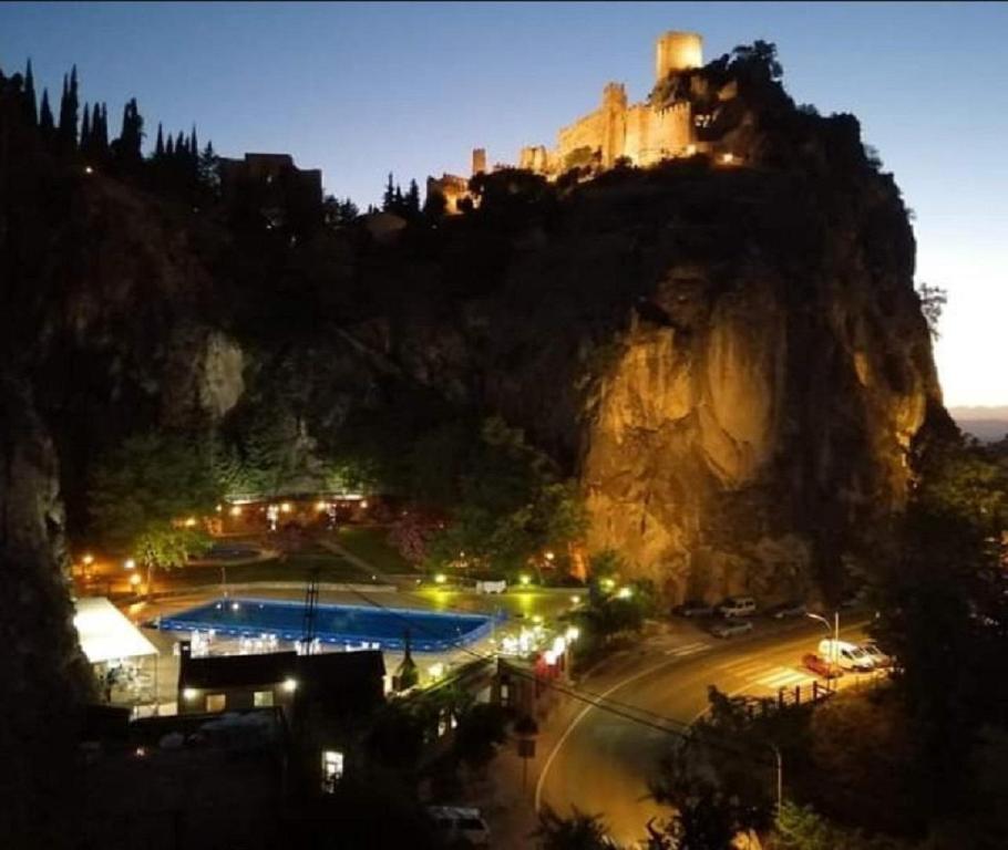 ein Blick auf einen Berg mit einer Burg darauf in der Unterkunft Vivienda Rural El Peñón de Los Primillas in La Iruela