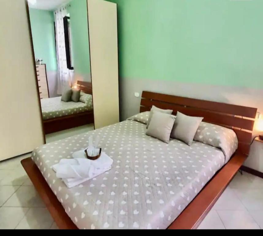 ein Schlafzimmer mit einem großen Bett und einem Spiegel in der Unterkunft casa silva in Monza