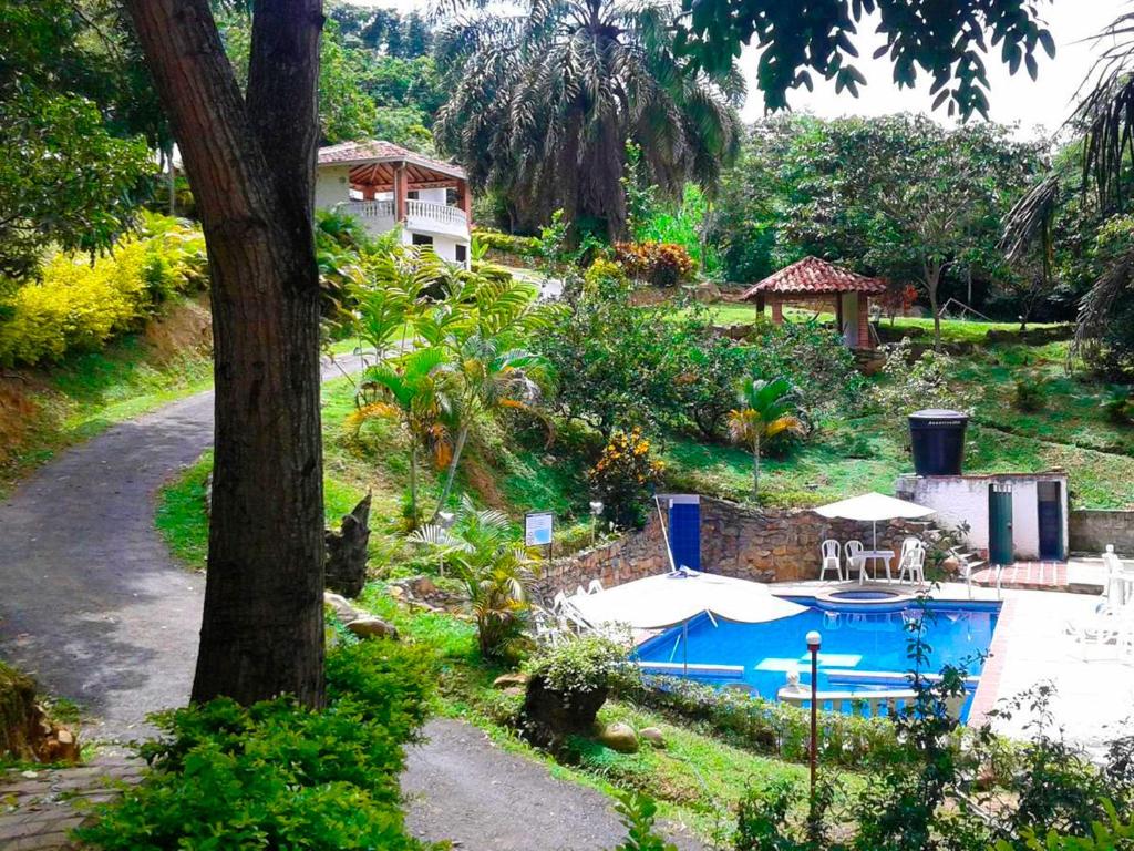 Pemandangan kolam renang di Hotel Asturias Campestre atau berdekatan