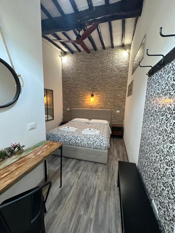 ペルージャにあるResidenza la Mandorlaのベッドルーム1室(ベッド1台、テーブル付)