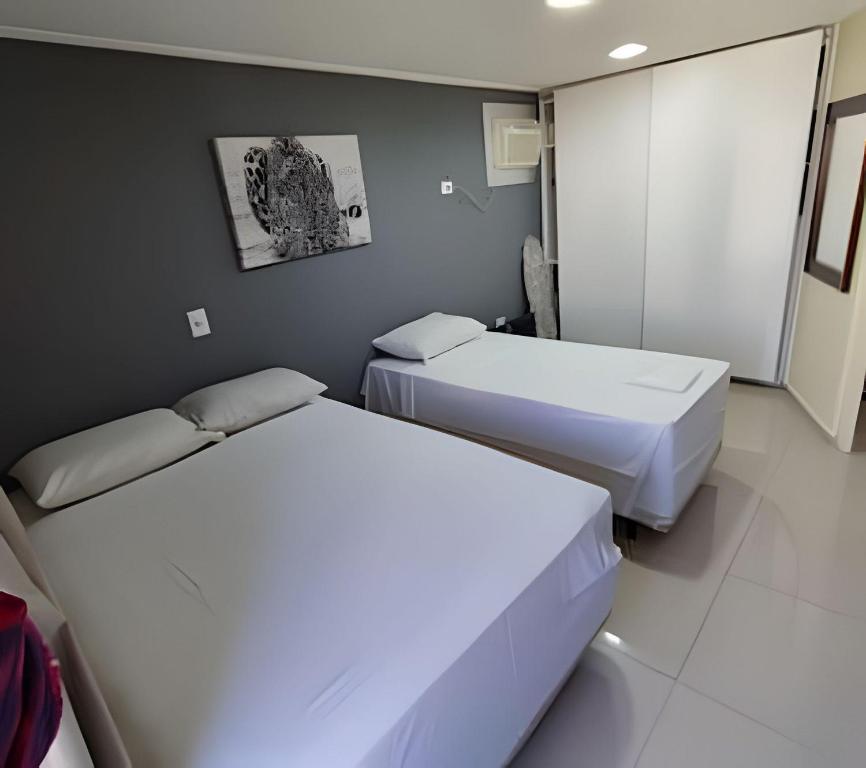 Ένα ή περισσότερα κρεβάτια σε δωμάτιο στο Apartamento Docelar Garagem Feirinha e Hospitais