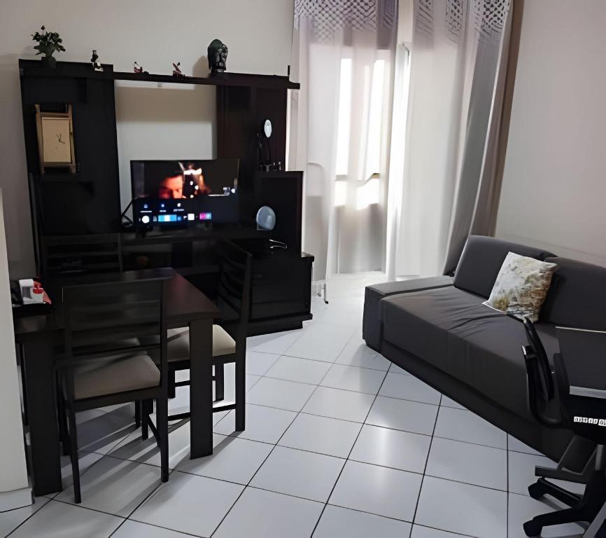 a living room with a piano and a couch at Apart Acolhedor 5 pessoas Hakka Eventos, Hospitais e Feirinha in Sao Paulo