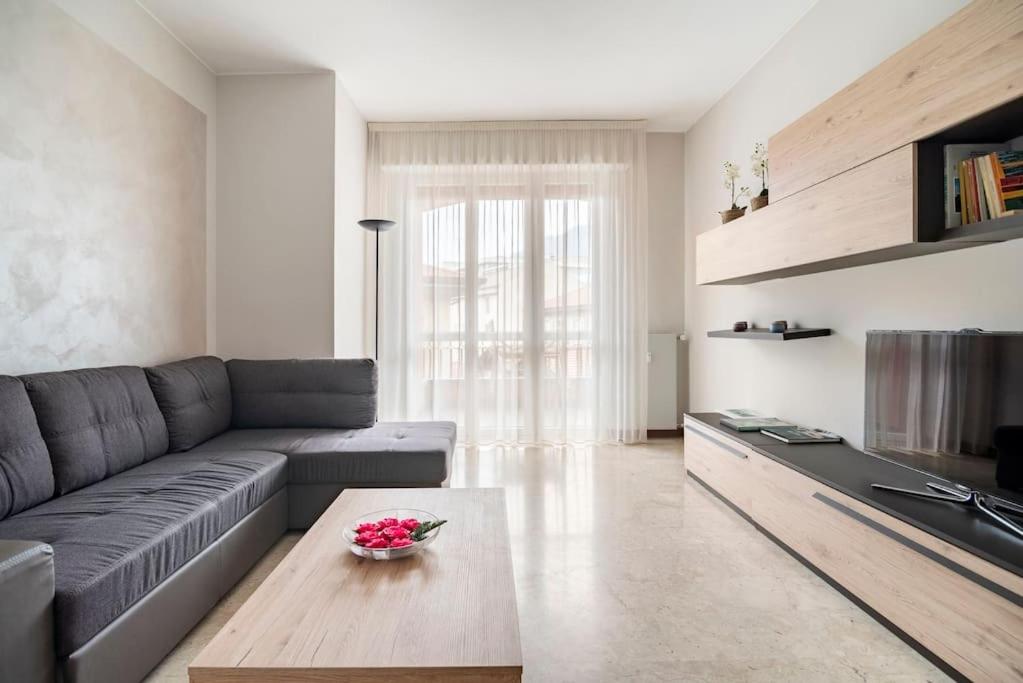 una sala de estar con un sofá y una mesa en Como 101, centro città, en Como
