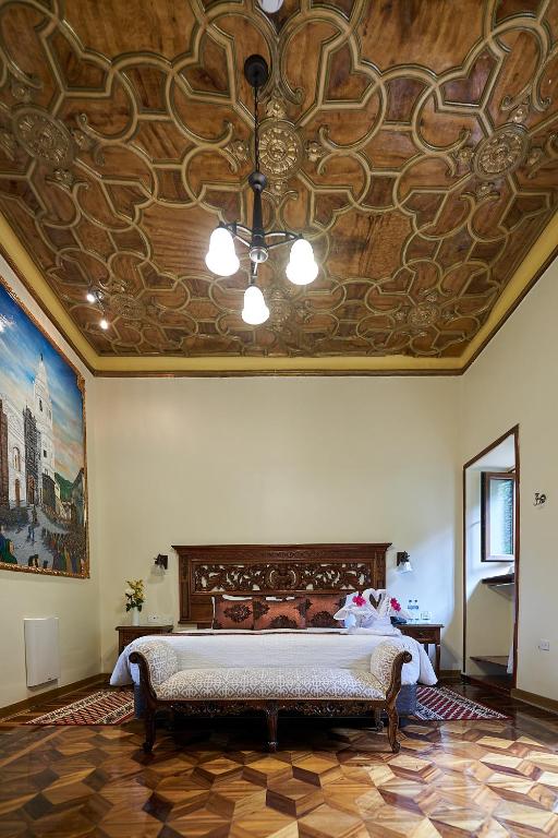 Postel nebo postele na pokoji v ubytování Hotel La Basílica Quito