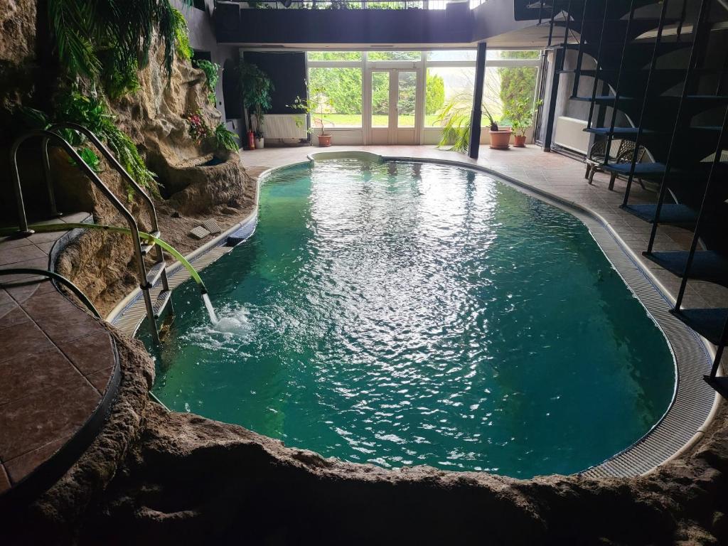 Bazén v ubytování Relax Party Hotel nebo v jeho okolí