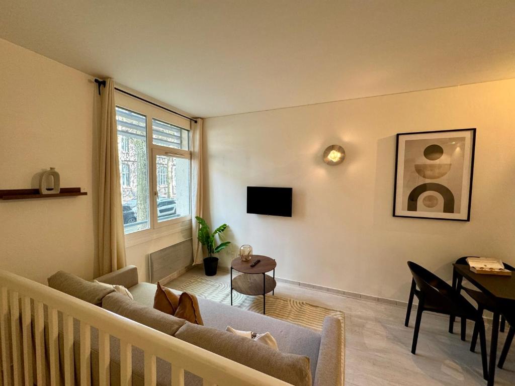 un salon avec un canapé et une table dans l'établissement Suite Azure - Check in h24 - Wifi, à Lyon