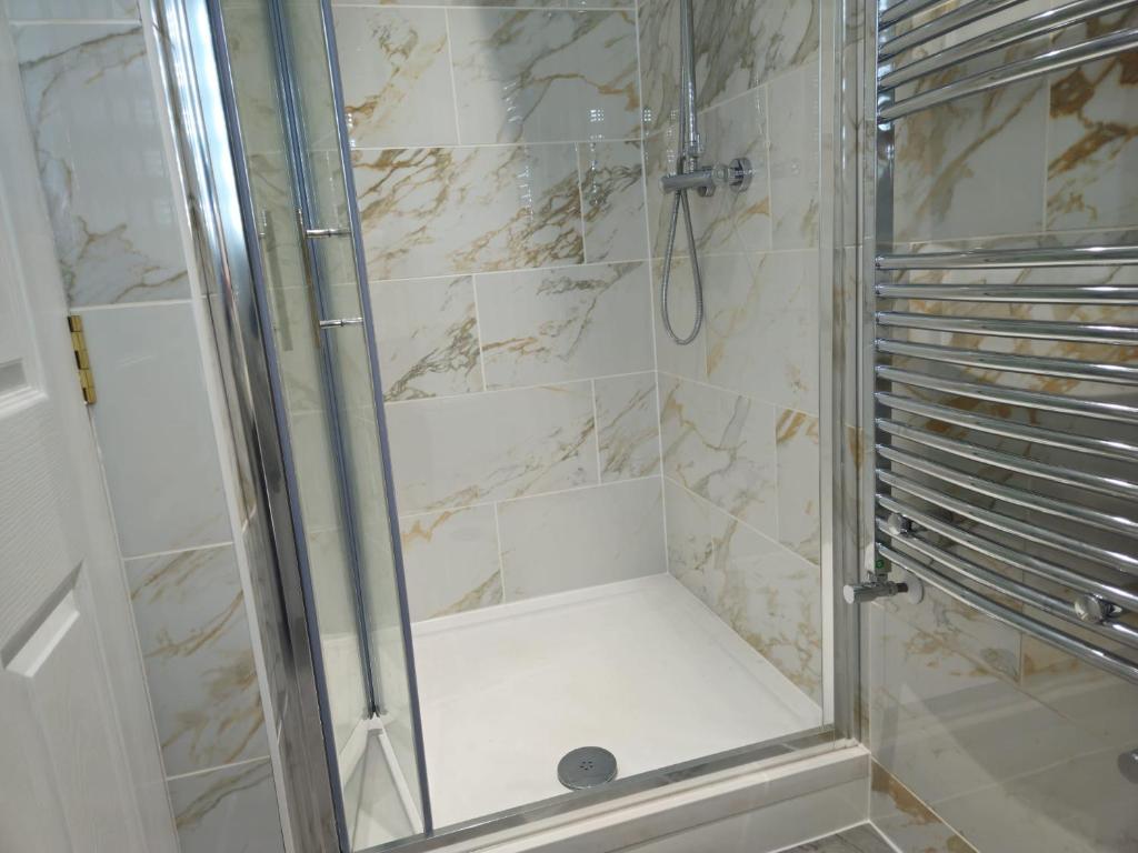 Koupelna v ubytování Modern En-suite Doubles in Boston Town Spacious & Contemporary Rooms