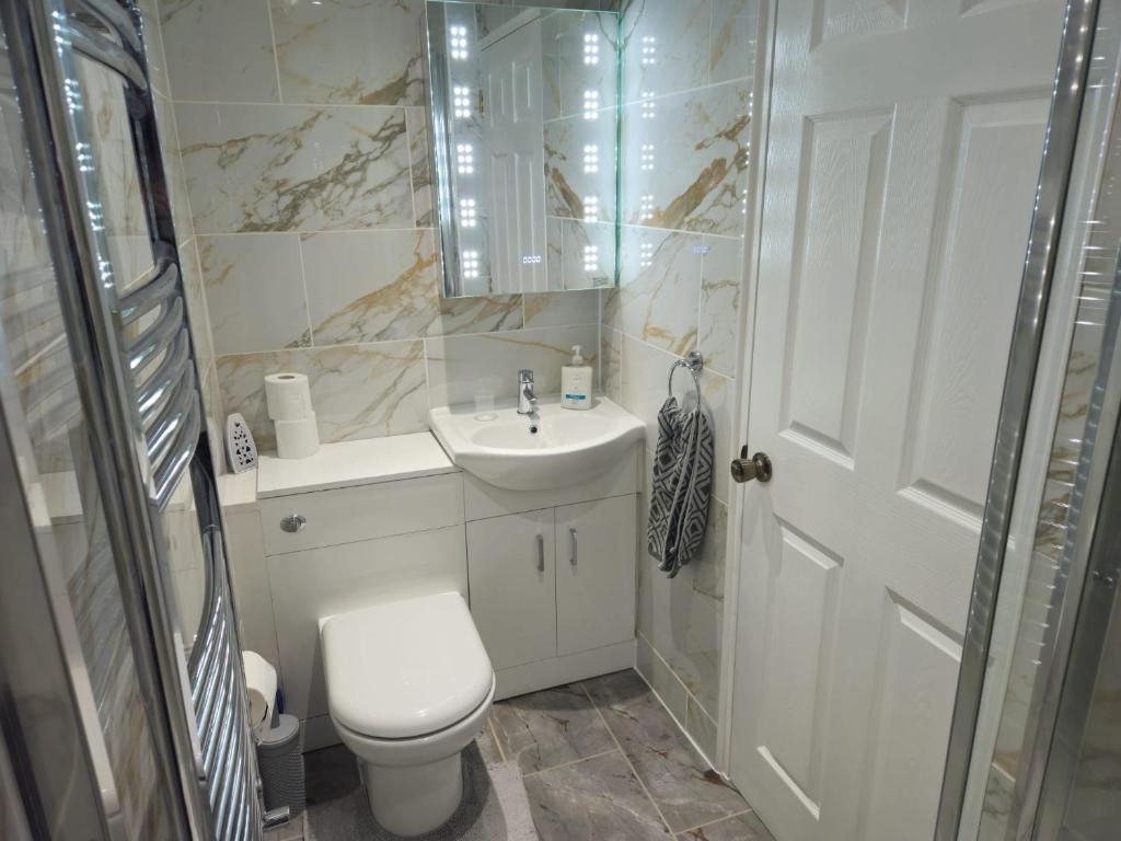 Koupelna v ubytování Modern En-suite Doubles in Boston Town Spacious & Contemporary Rooms
