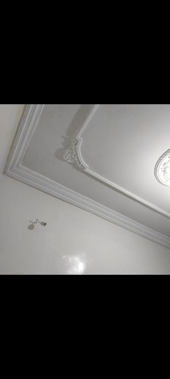 un soffitto bianco a cassettoni con soffitto bianco di Dar chrfaa a Al Hachlaf