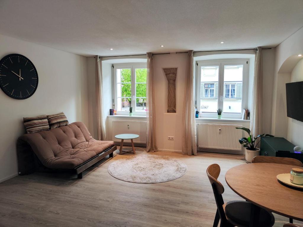 een woonkamer met een bank en een tafel bij Suite Kaiser: Charming City Apartment in Waldshut-Tiengen