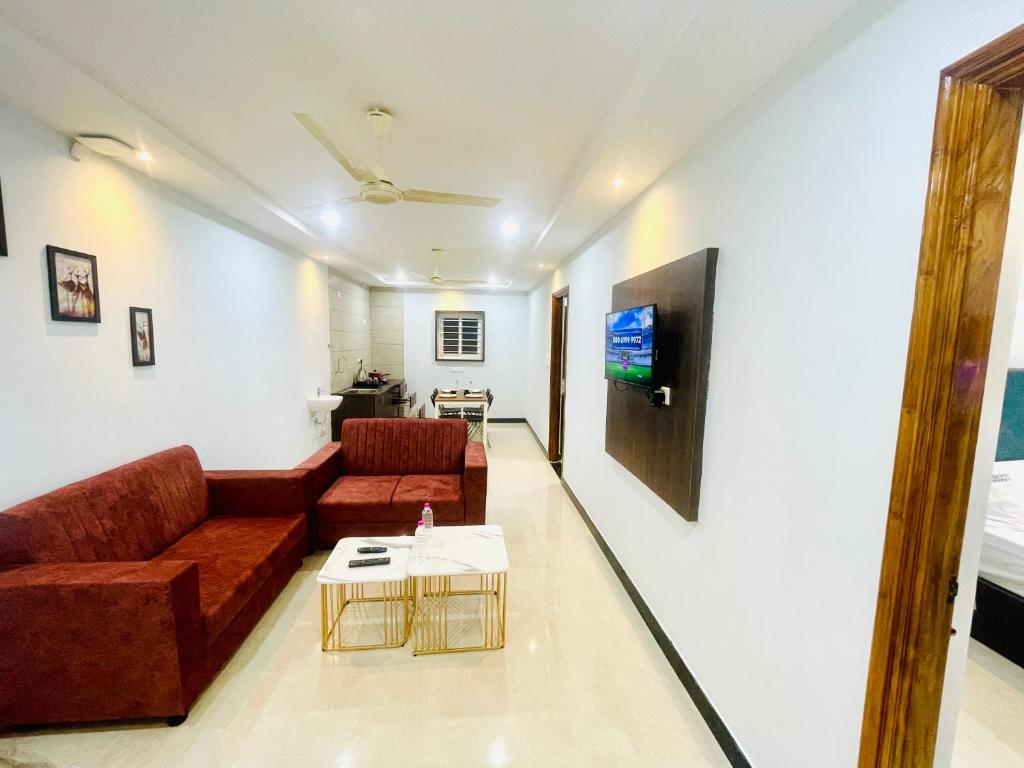 TV a/nebo společenská místnost v ubytování Deccan Suites, Tirupati